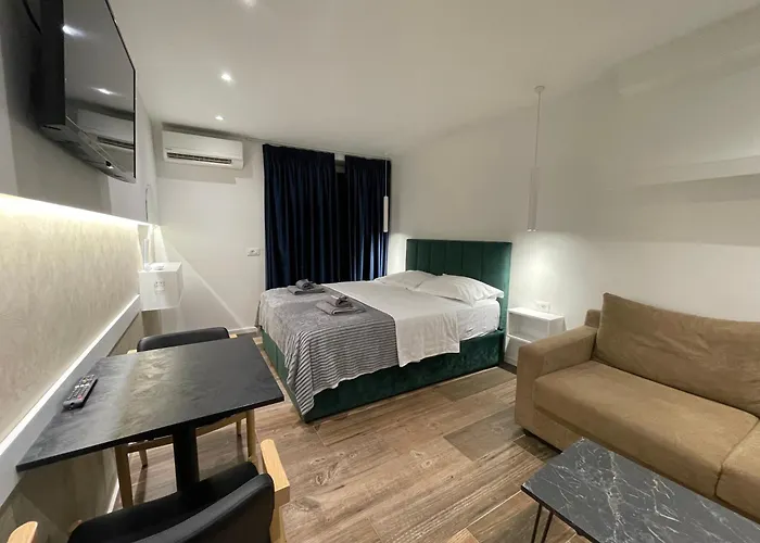 Le Petit Central Apartments