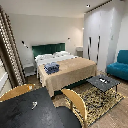 Le Petite Central Studio Apartments Tirana Exterior photo