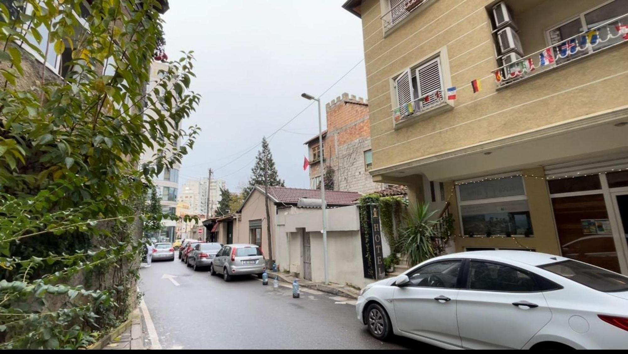 Le Petite * Tirana